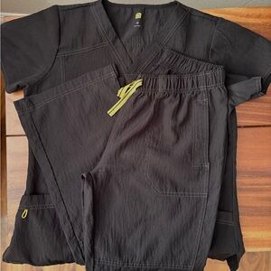 WonderWink Scrub Set - Women’s Black V-neck Top and Pants Medium